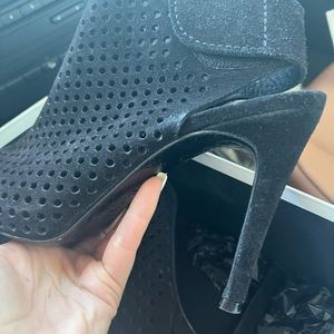 💕Gorgeous pair of sexy Pedro Garcia suede Sofia Peep sandals! WORN ONCE